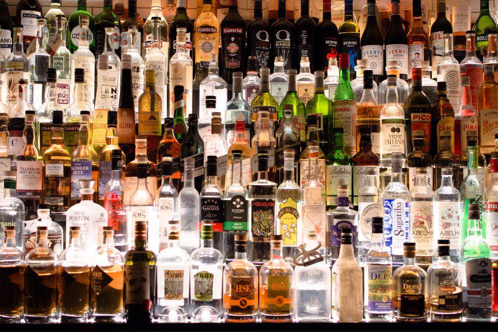 ilustrasi alkohol (unsplash.com/@paolobendandi)