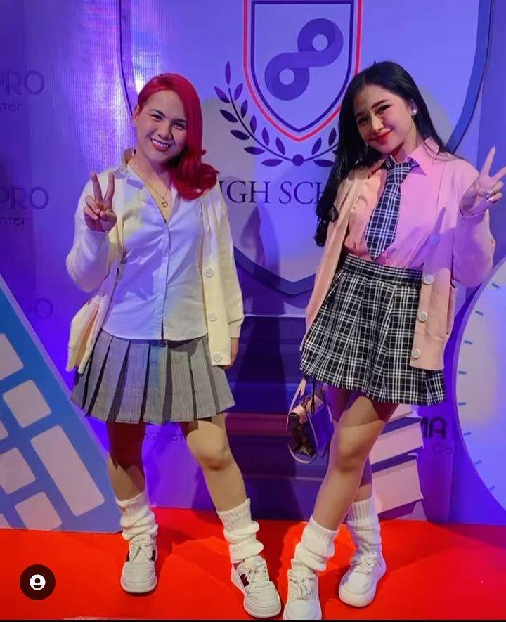artis pakai dress conde back to school (instagram.com/evelinadanjani)