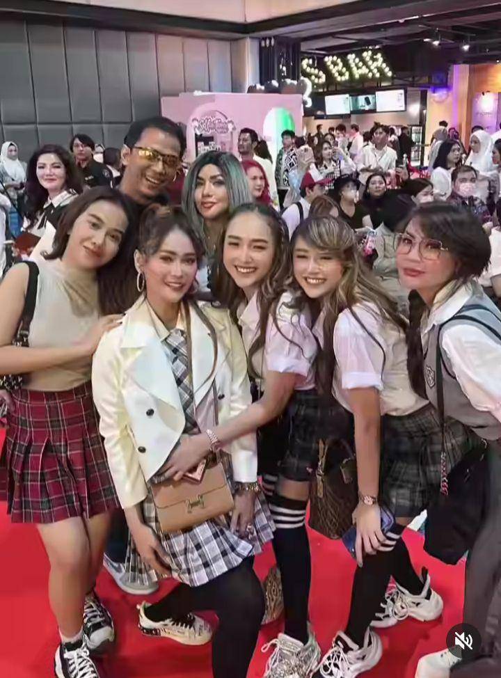 artis pakai dress conde back to school (instagram.com/inul.d)