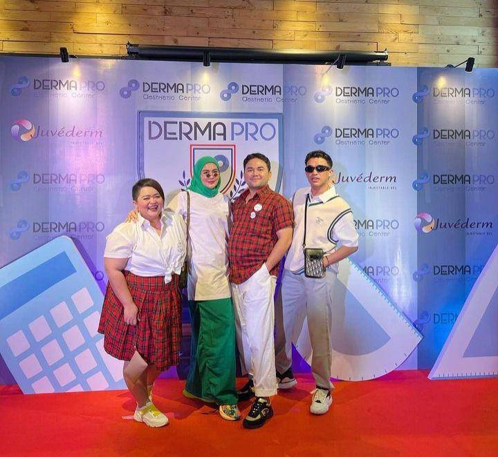 artis pakai dress conde back to school (instagram.com/julianamoechtar)