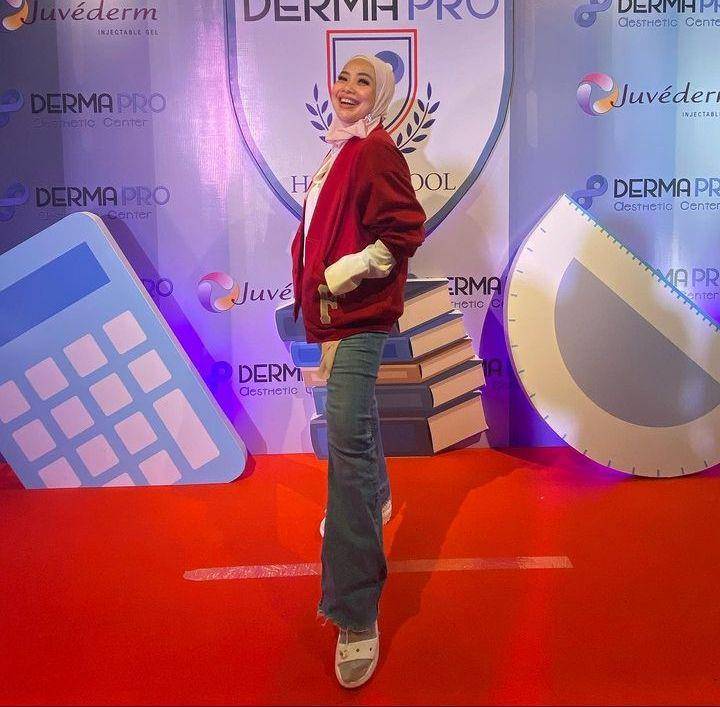 artis pakai dress conde back to school (instagram.com/fenirose)