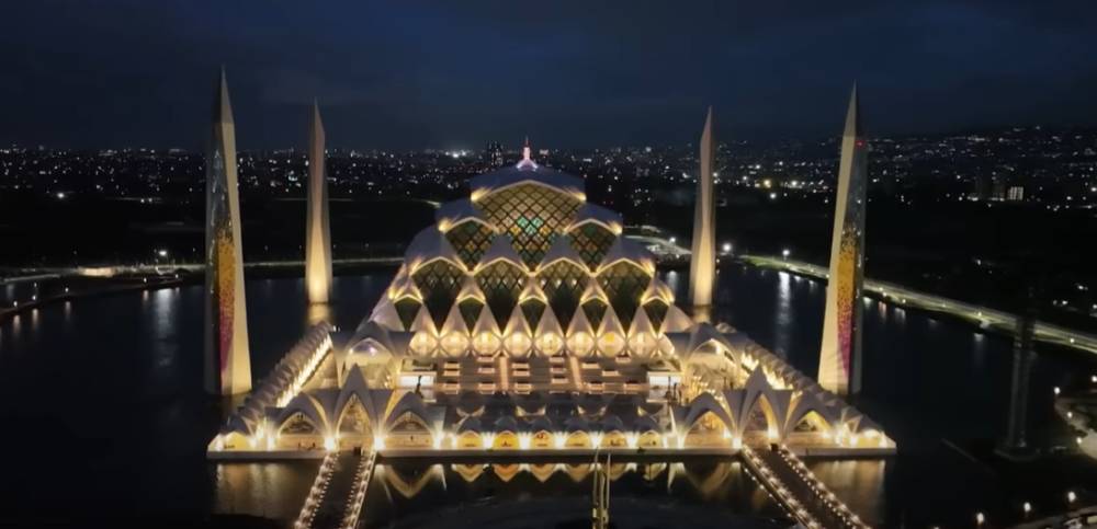 Masjid Raya Al Jabbar saat malam hari (youtube.com/HumasJabar)