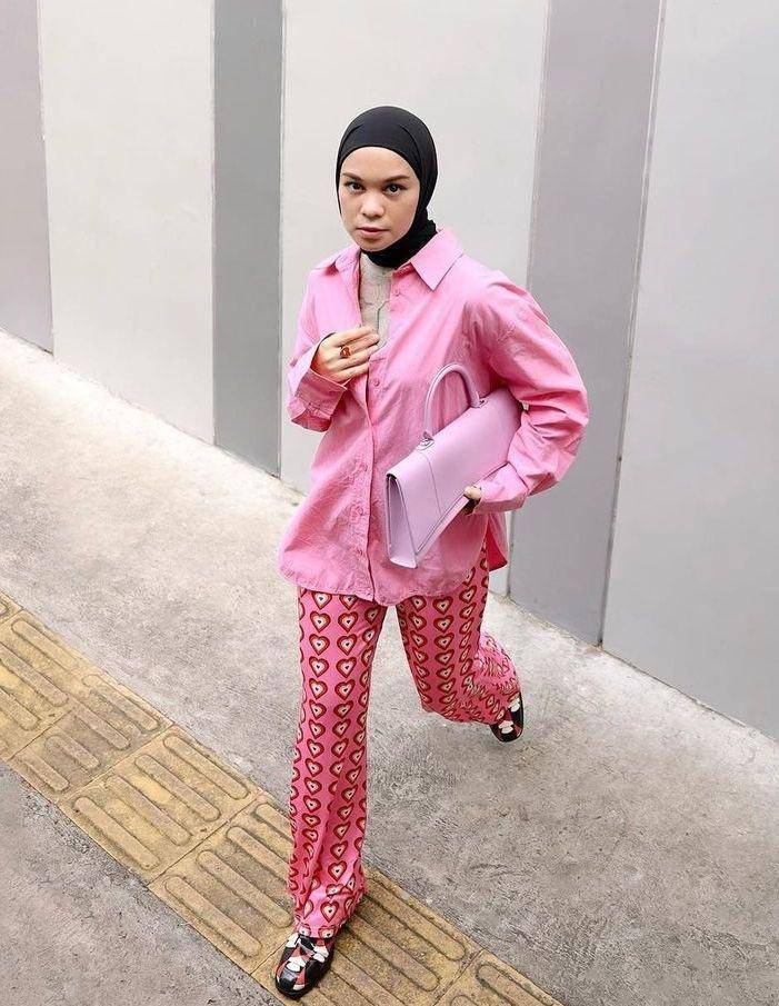 OOTD kerja warna pink (instagram.com/tantrinamirah)
