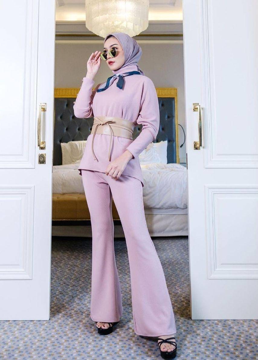 OOTD kerja warna pink (instagram.com/melodyprima)
