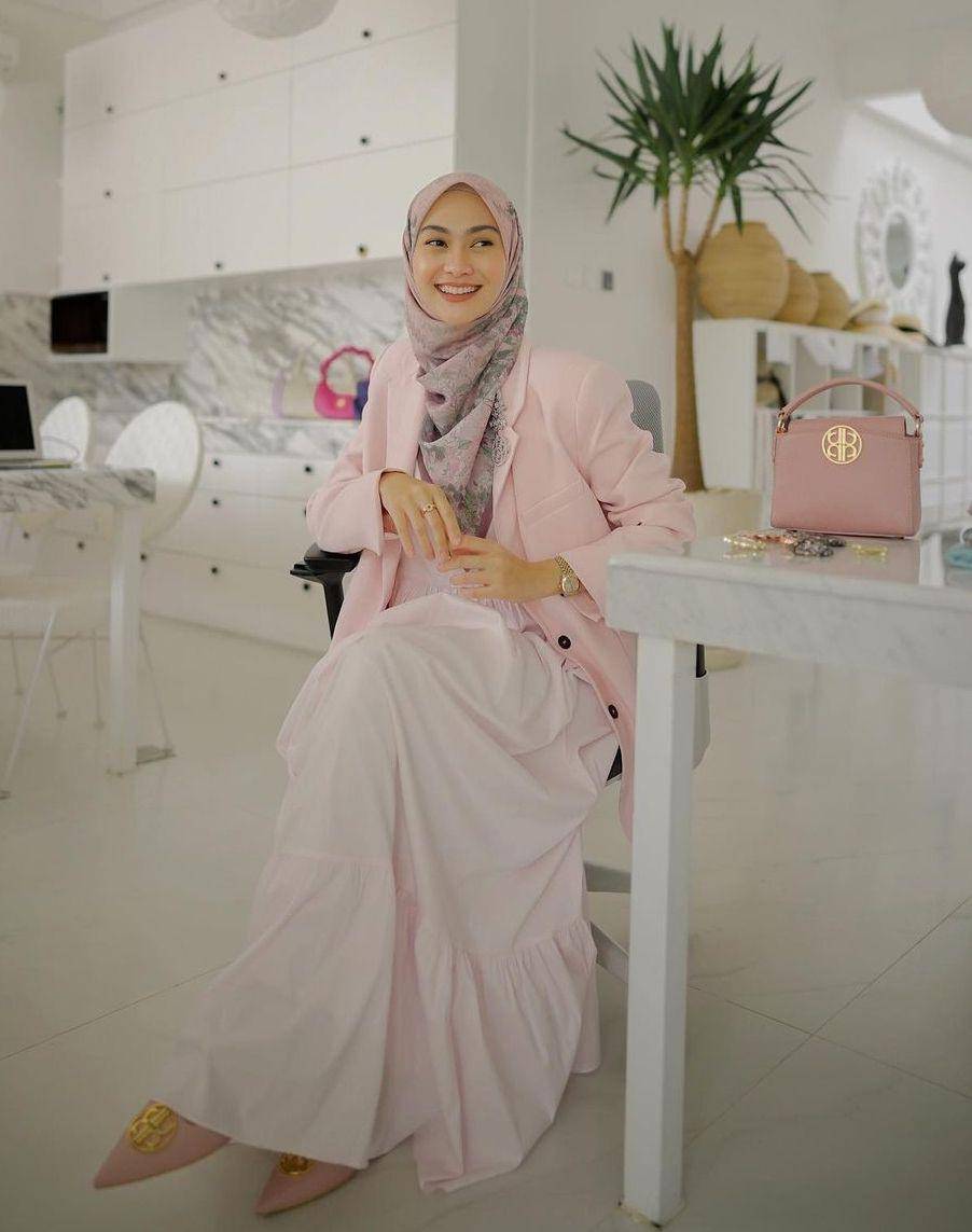 OOTD kerja warna pink (instagram.com/indahnadapuspita)