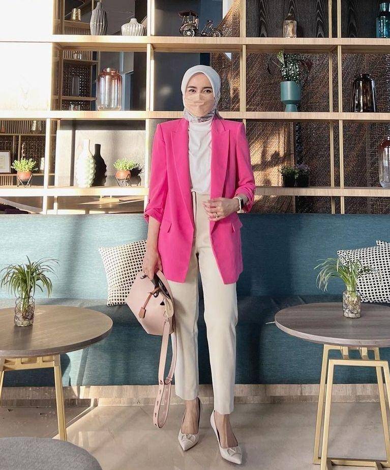 OOTD kerja warna pink (instagram.com/analisa.widyaningrum)
