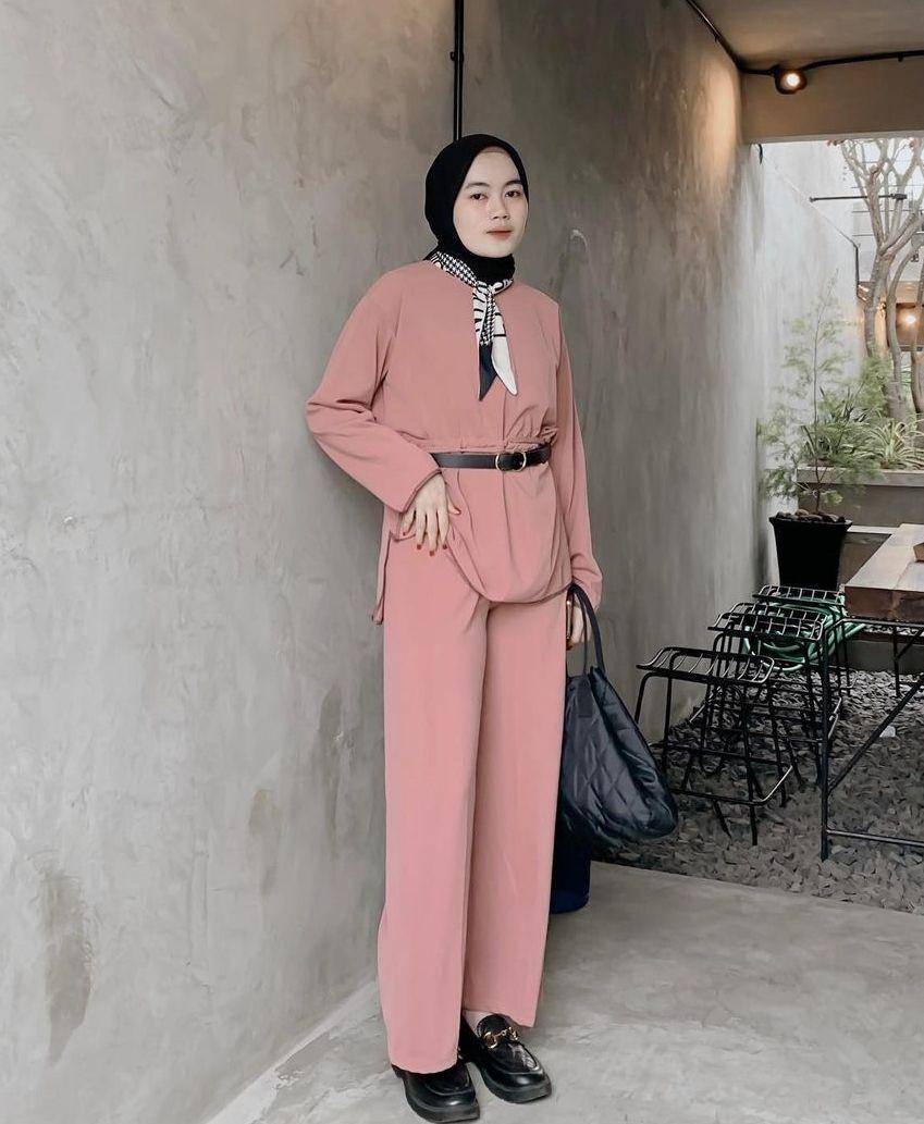 OOTD kerja warna pink (instagram.com/nitaginab)