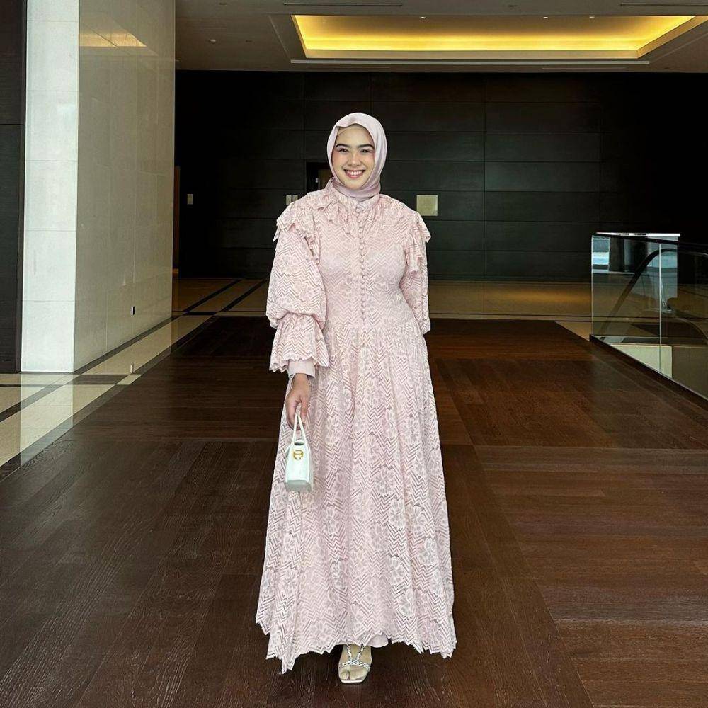 Pilihan gaya menggunakan pashmina kaos (instagram.com/afinasyf)