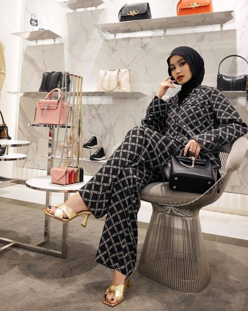 Pilihan gaya menggunakan pashmina kaos (instagram.com/sashfir)