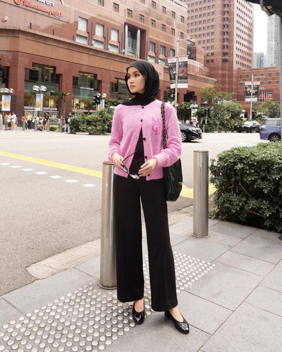 Pilihan gaya menggunakan pashmina kaos (instagram.com/sashfir)