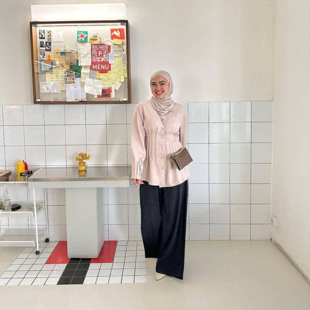 Pilihan gaya menggunakan pashmina kaos (instagram.com/afinasyf)