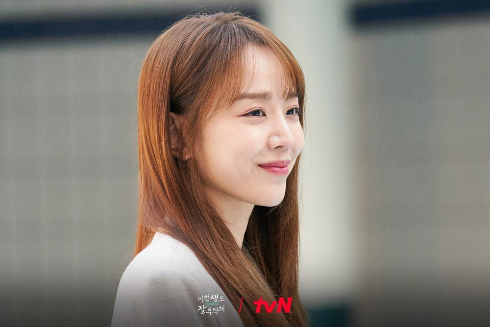 8 Harga Aksesoris Shin Hye Sun di Drakor See You in My 19th Life