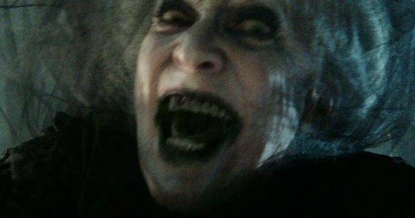 Bride in Black, hantu pria berpakaian gaun hitam yang meneror keluarga Lambert ( Dok.  Sony Pictures Entertainment / Insidious )