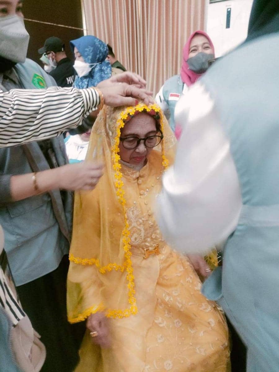 Layanan jasa make up untuk jemaah haji yang baru pulang dari Tanah Suci di Asrama Haji Sudiang Makassar. (Dok. PPIH Debarkasi Makassar)