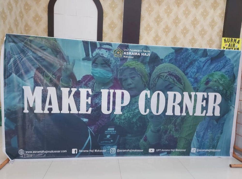 Layanan jasa make up untuk jemaah haji yang baru pulang dari Tanah Suci di Asrama Haji Sudiang Makassar. (Dok. PPIH Debarkasi Makassar)