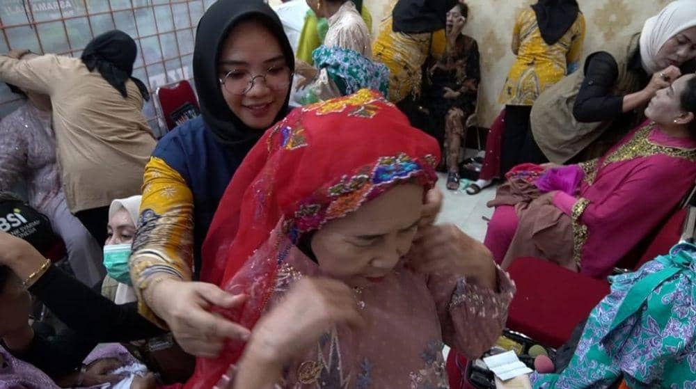 Layanan jasa make up untuk jemaah haji yang baru pulang dari Tanah Suci di Asrama Haji Sudiang Makassar. (Dok. PPIH Debarkasi Makassar)