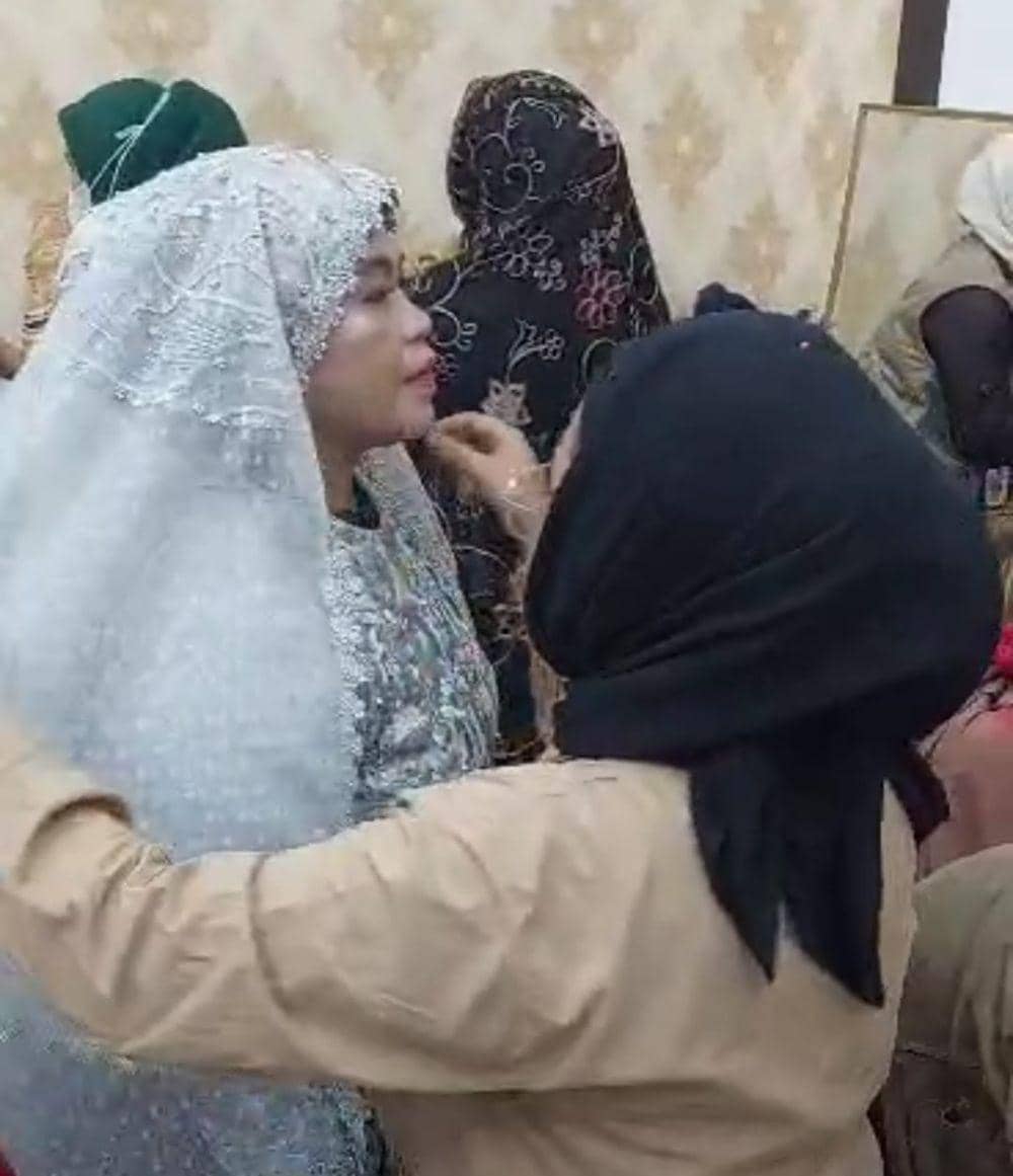 Layanan jasa make up untuk jemaah haji yang baru pulang dari Tanah Suci di Asrama Haji Sudiang Makassar. (Dok. PPIH Debarkasi Makassar)