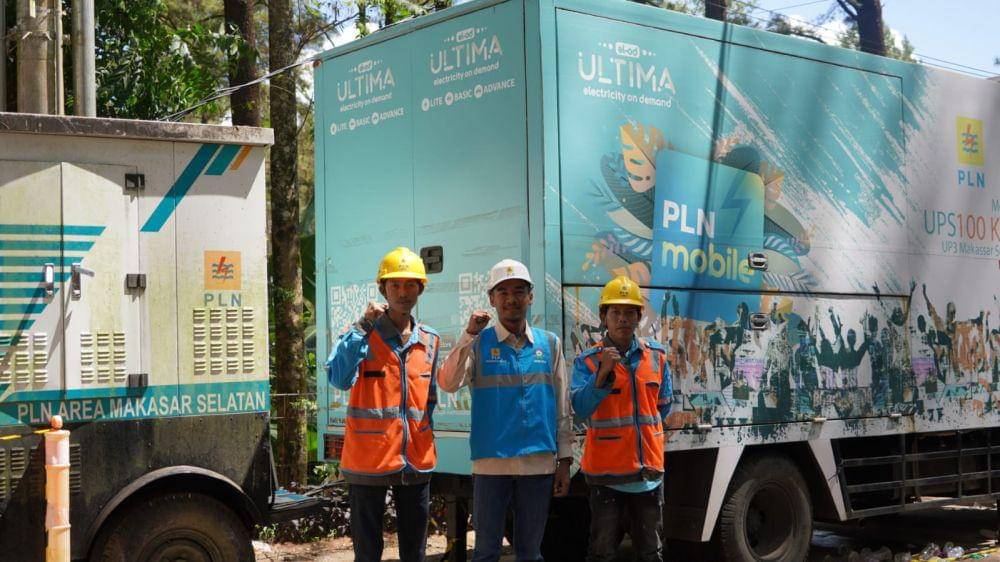 Petugas PLN tengah bersiaga menjaga pasokan listrik saat perhelatan "Beautiful Malino 2023" berlangsung. (Dok. PLN UID Sulselrabar)