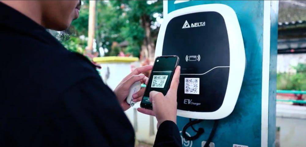 Pengguna mobil listrik tengah mengisi daya di SPKLU PLN ULP Malino. (Dok. PLN UID Sulselrabar)