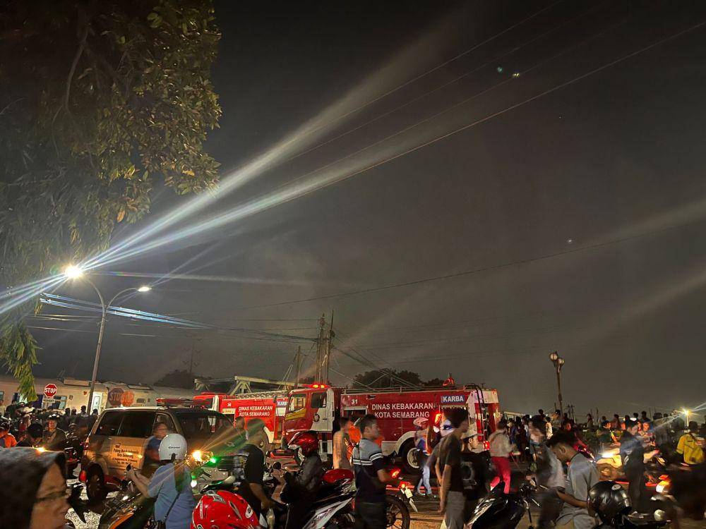 Kecelakaan KA Brantas menabrak truk trailer di perlintasan kereta api Kali Banjir Kanal Barat Jalan Madukoro Semarang, Selasa (18/7/2023). (IDN Times/bt)