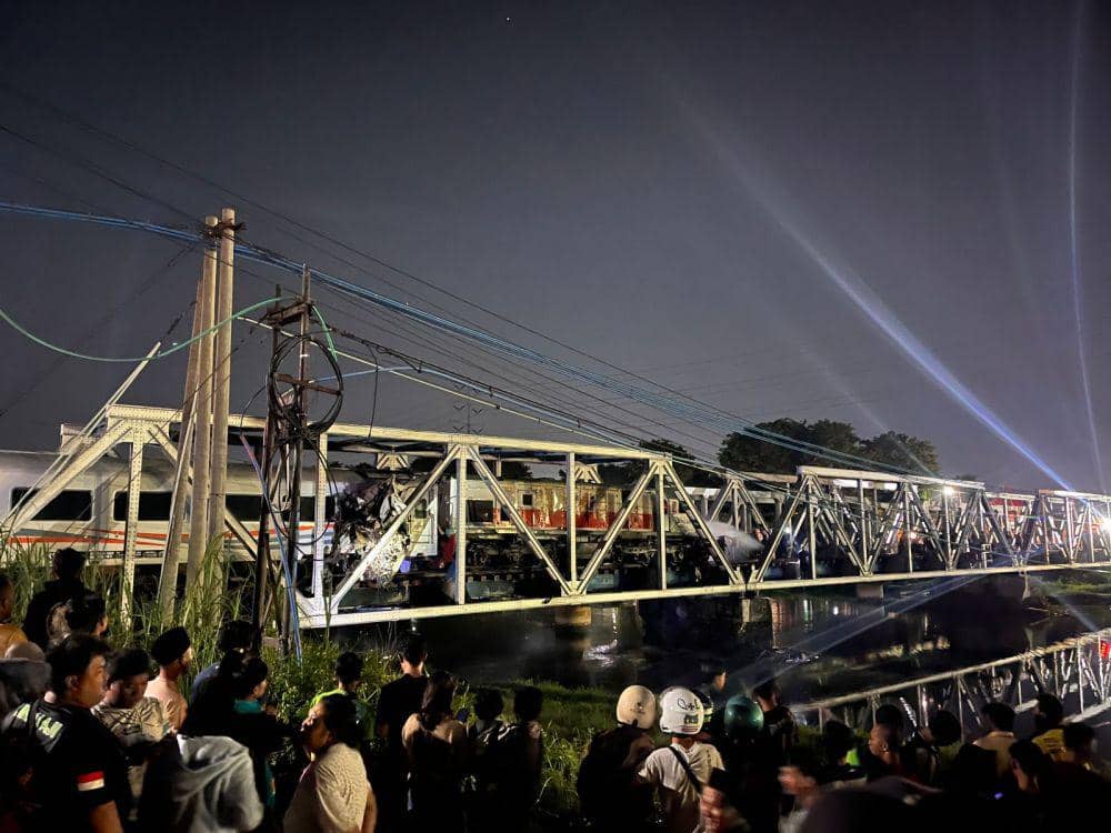 KA Brantas Tabrak Truk Trailer di Perlintasan Madukoro Semarang