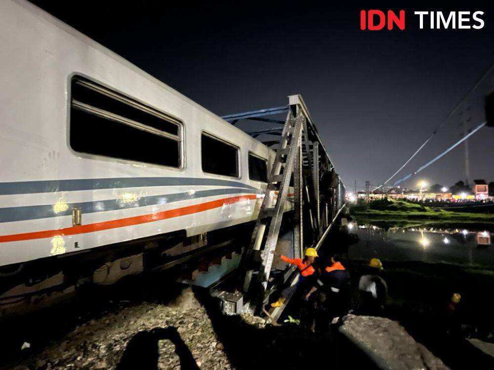 Proses evakuasi gerbong KA Brantas dan truk tronton yang mengalami kecelakaan di Jembatan Madukoro Semarang, Selasa (18/7/2023). (IDN Times/Anggun Puspitoningrum)