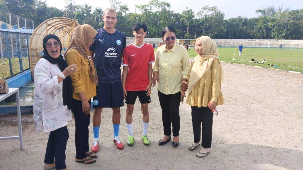 Dua pemain asing yang trial di PSDS Yoran Streefkerk (3 dari kiri), dan Nazib (3 dari kanan) sudah tiba di PSDS (Dok.Istimewa)