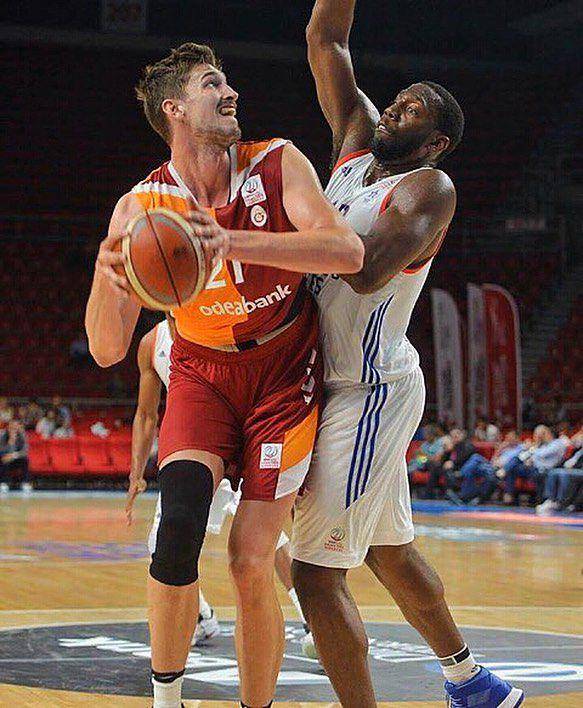 Tibor Pleiss saat berseragam Galatasaray. (instagram.com/tiborpleiss)
