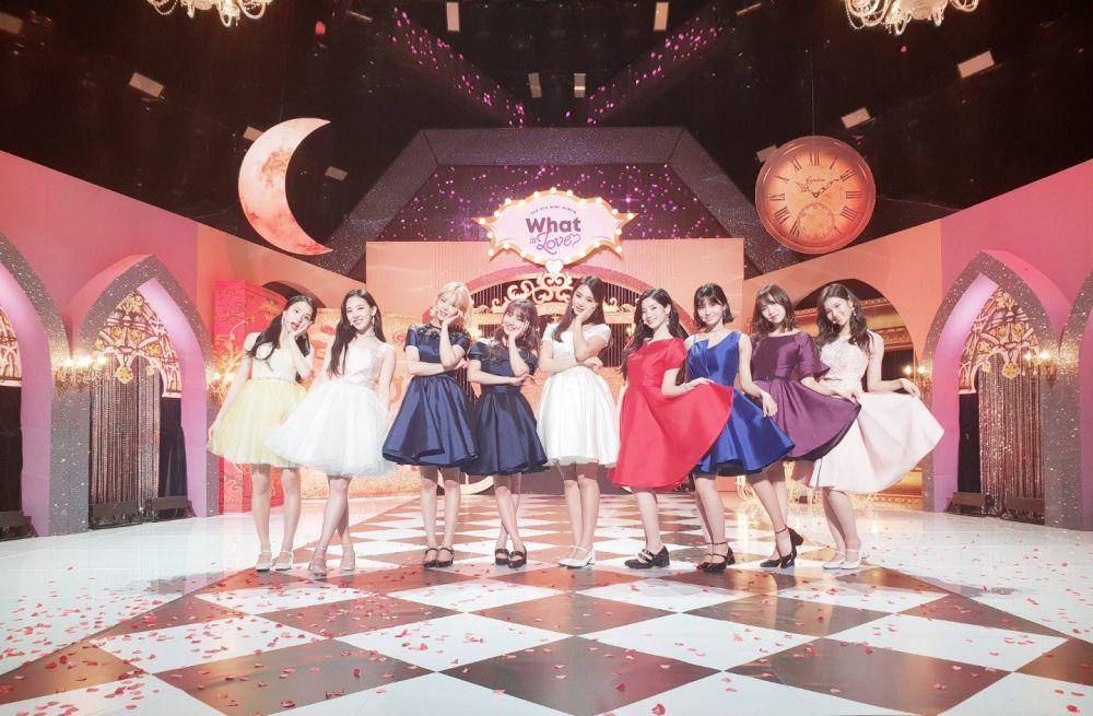 TWICE di era album What Is Love? (twitter.com/JYPETWICE)