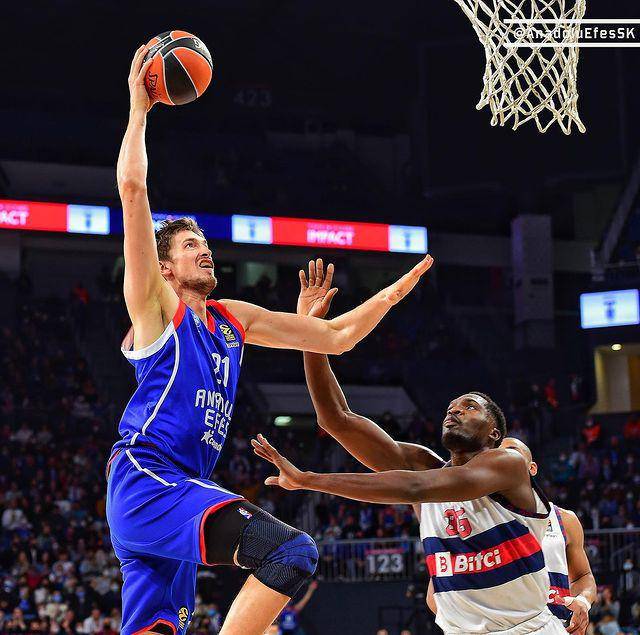 Tibor Pleiss saat berseragam Anadolu Efes. (instagram.com/tiborpleiss)