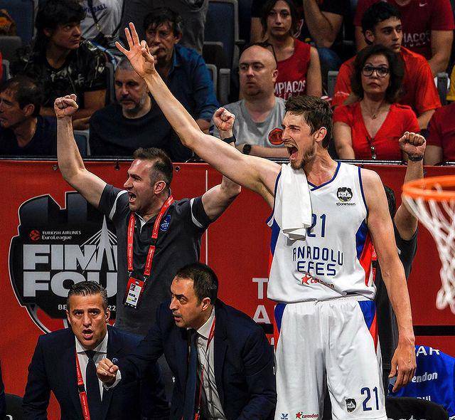 Tibor Pleiss saat berseragam Anadolu Efes. (instagram.com/tiborpleiss)