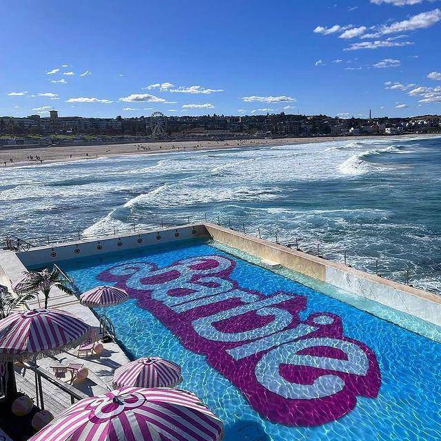 Pantai Bondi di Australia dengan dekorasi Barbie. ( Instagram.com/visitbondibeach)