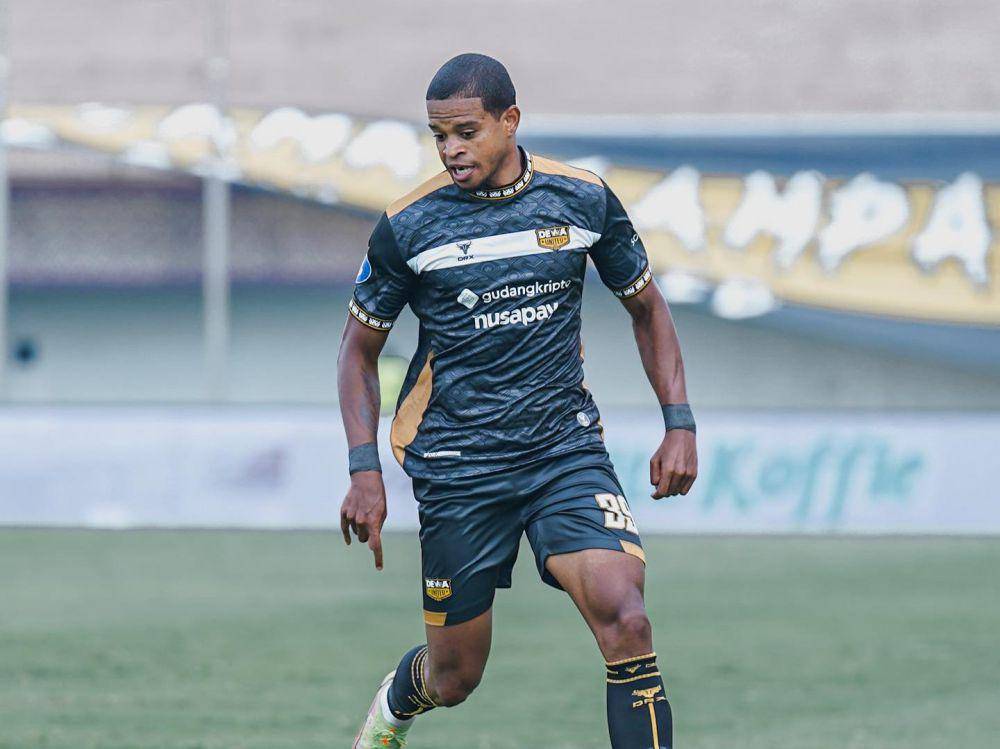 Alex Martins (instagram.com/dewaunitedfc)