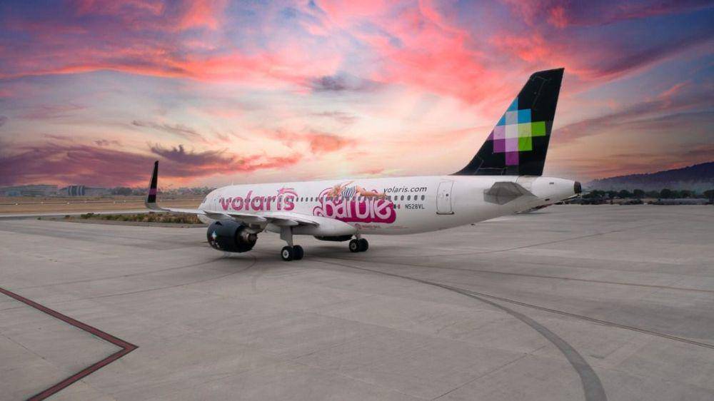 Pesawat dengan desain Barbie The Movie. (Instagram.com/flyvolaris)
