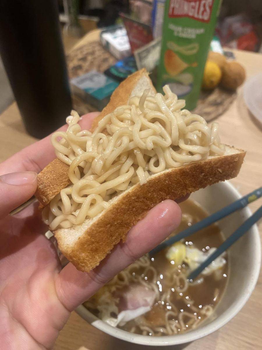potret kombinasi aneh mie dengan makanan lain (reddit.com/user/LouisPei)