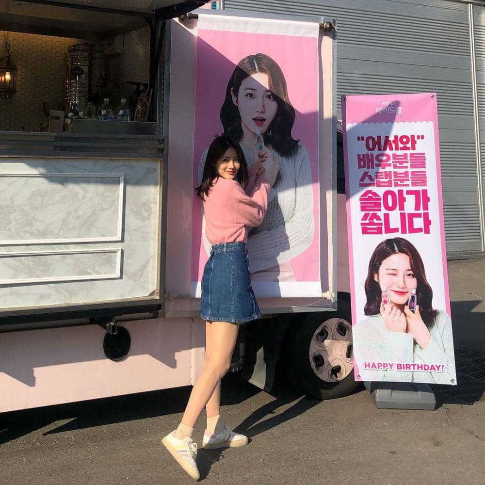 mini skirt ala Shin Ye Eun (instagram.com/__shinyeeun)