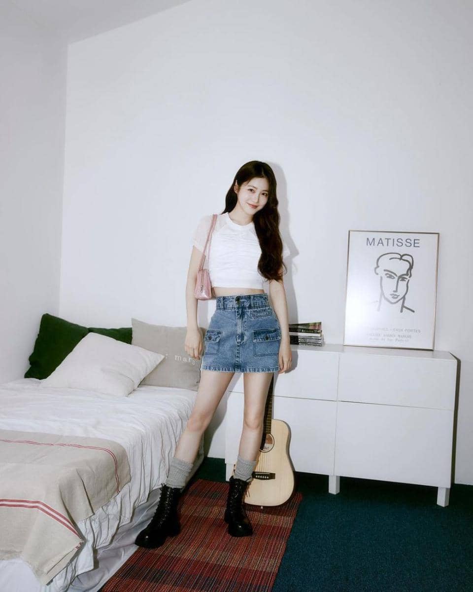 mini skirt ala Shin Ye Eun (instagram.com/__shinyeeun)