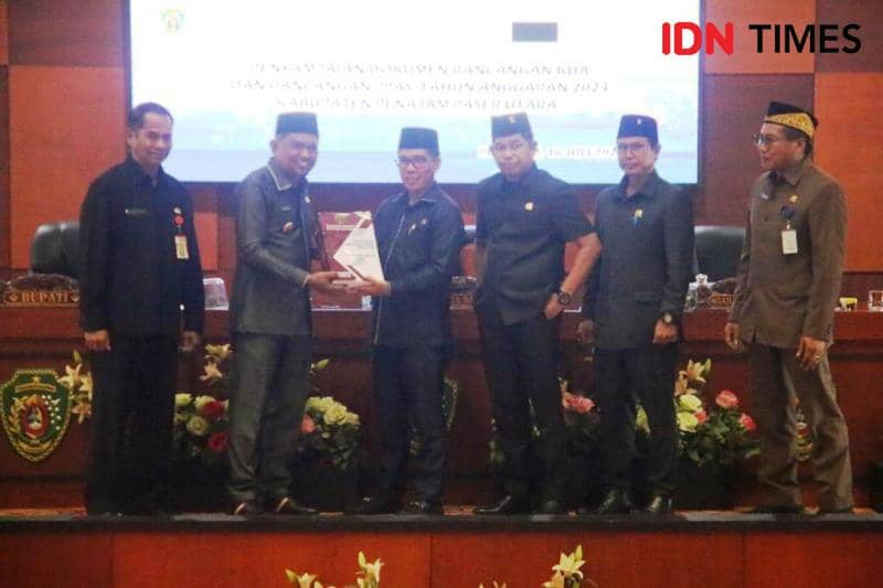 Bupati PPU Hamdam menyerahkan Rancangan KUA dan PPAS APBD Tahun Anggaran 2024 kepada Ketua DPRD Syahruddin M Noor  (IDN Times/Ervan)