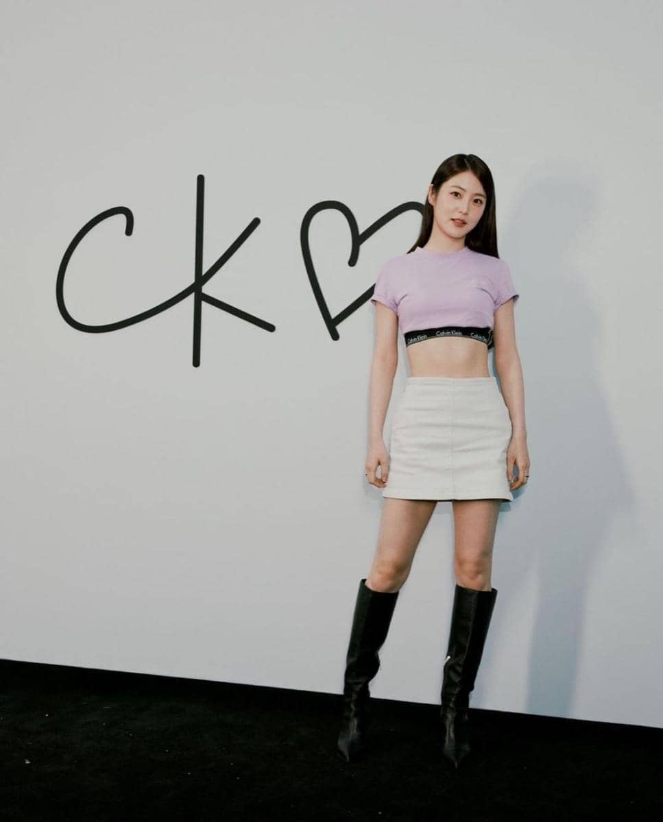 mini skirt ala Shin Ye Eun (instagram.com/__shinyeeun)