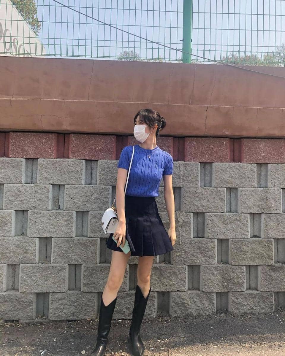 mini skirt ala Shin Ye Eun (instagram.com/__shinyeeun)
