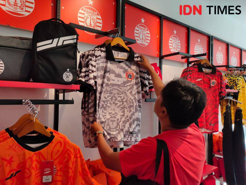 Potret pengunjung yang melihat jersey di Persija Official Store. (IDN Times/Tino).