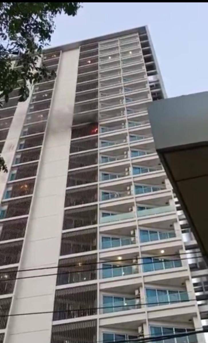 Kebakaran di lantai 17 Apartemen Amaris Pertamina Balikpapan Kalimantan Timur, Rabu (19/7/2023). (IDN Times/Hilmansyah)