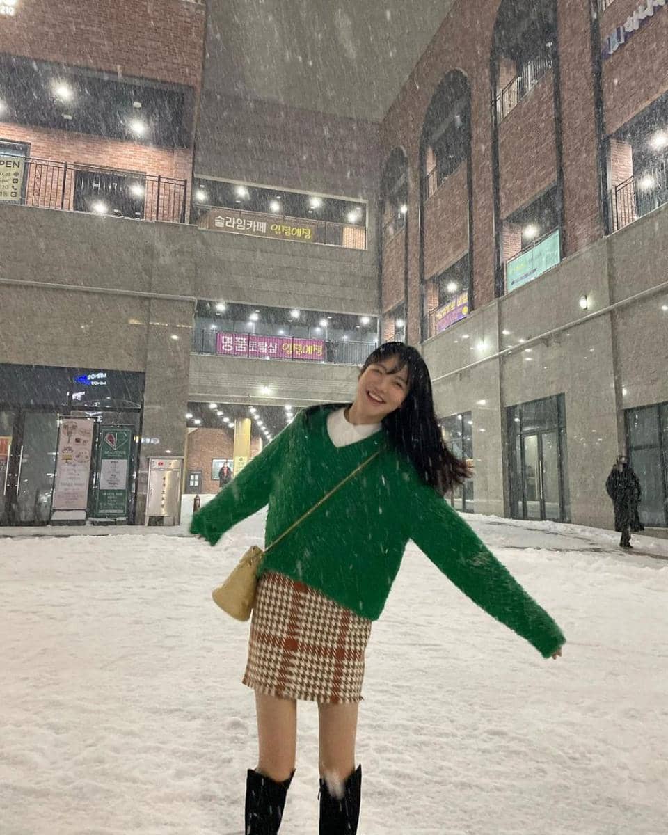 mini skirt ala Shin Ye Eun (instagram.com/__shinyeeun)