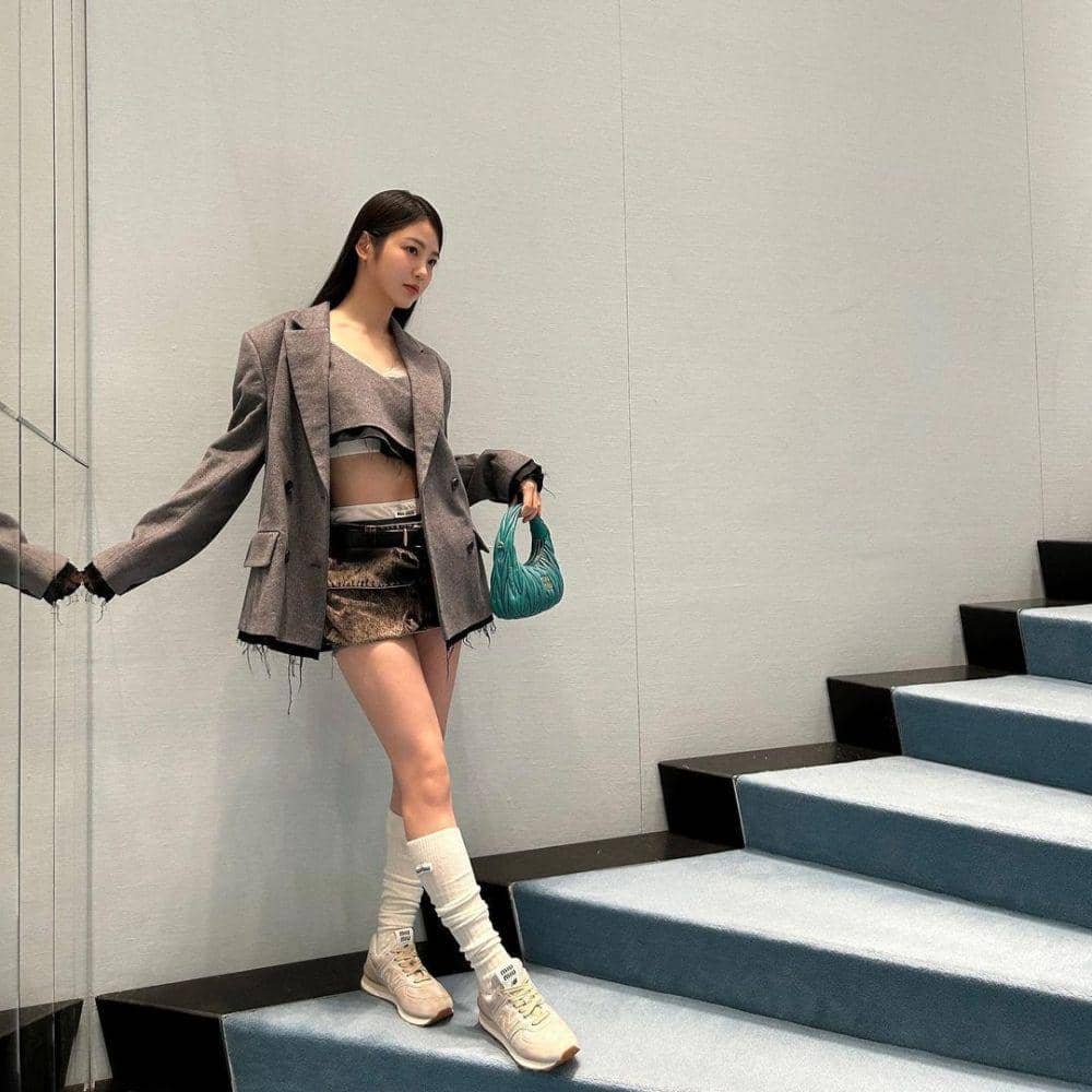 mini skirt ala Shin Ye Eun (instagram.com/__shinyeeun)