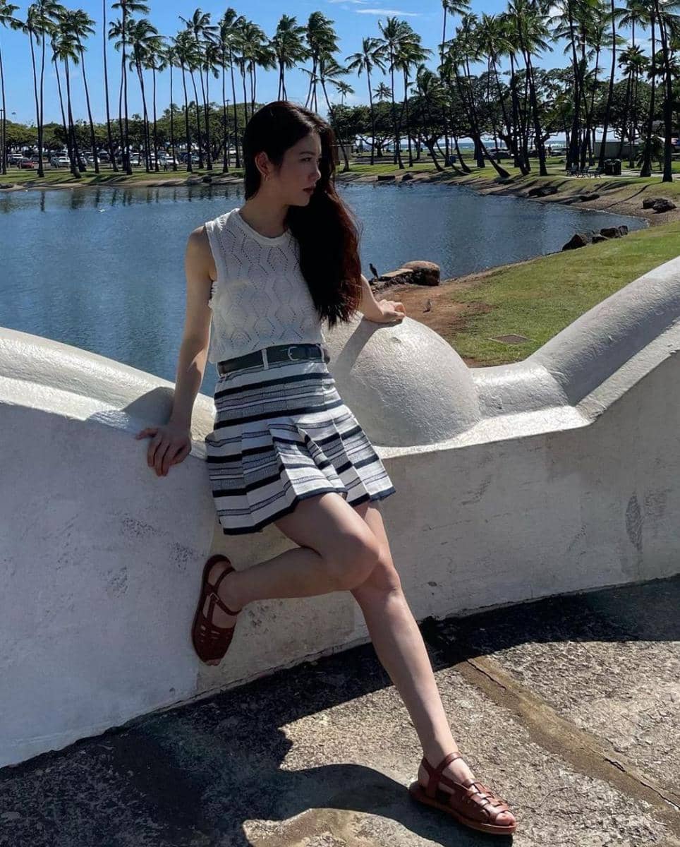 mini skirt ala Shin Ye Eun (instagram.com/__shinyeeun)