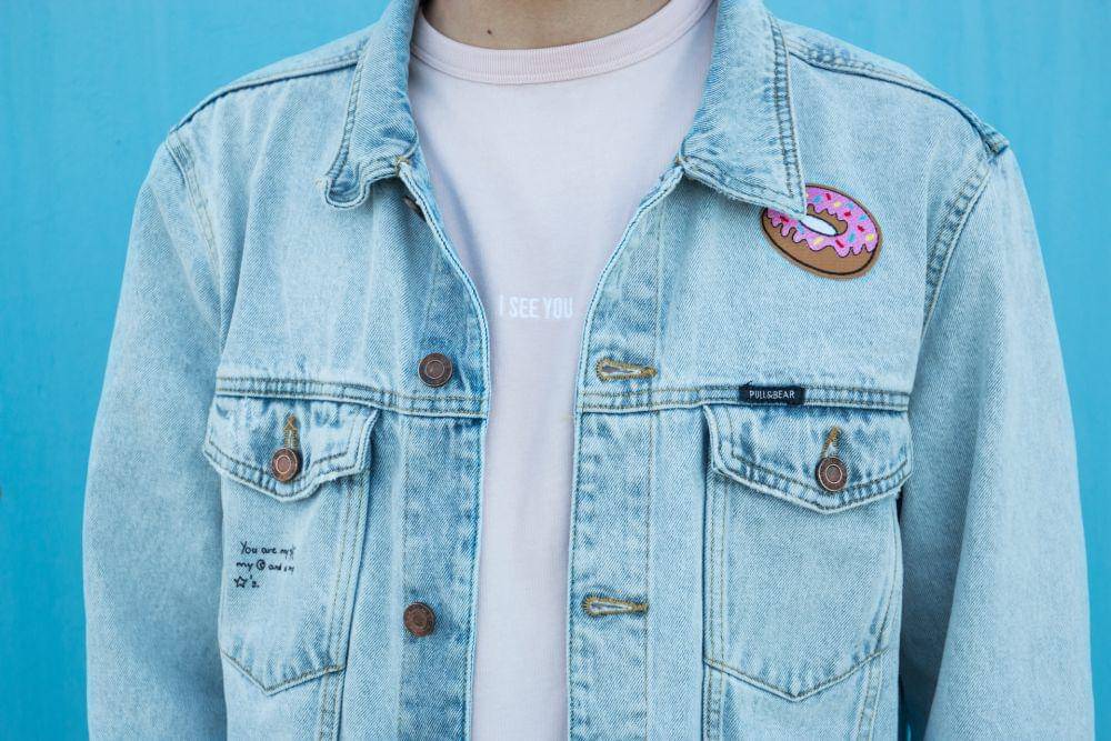 ilustrasi denim yang dipasang patch (Unsplash.com/Benjamin Voros)