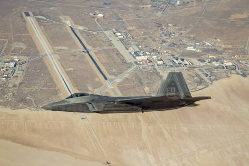 Sebuah Lockheed Martin F-22 Raptor terbang di sekitar Pangkalan Angkatan Udara Edwards pada 1 Januari, 2018. (commons.wikimedia.org/Christopher Higgins, Lockheed Martin)