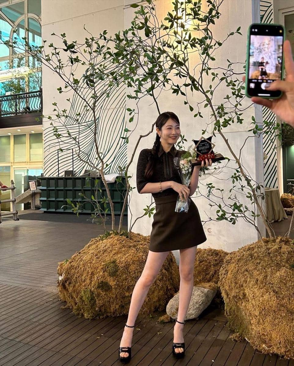 mini skirt ala Shin Ye Eun (instagram.com/__shinyeeun)