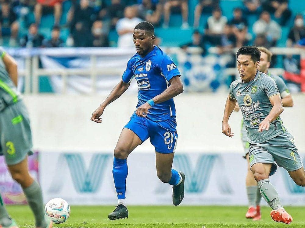PSIS Semarang saat menghadapi Persebaya Surabaya pada putaran pertama di Liga 1 Indonesia 2023/2024. (instagram.com/psisfcofficial)
