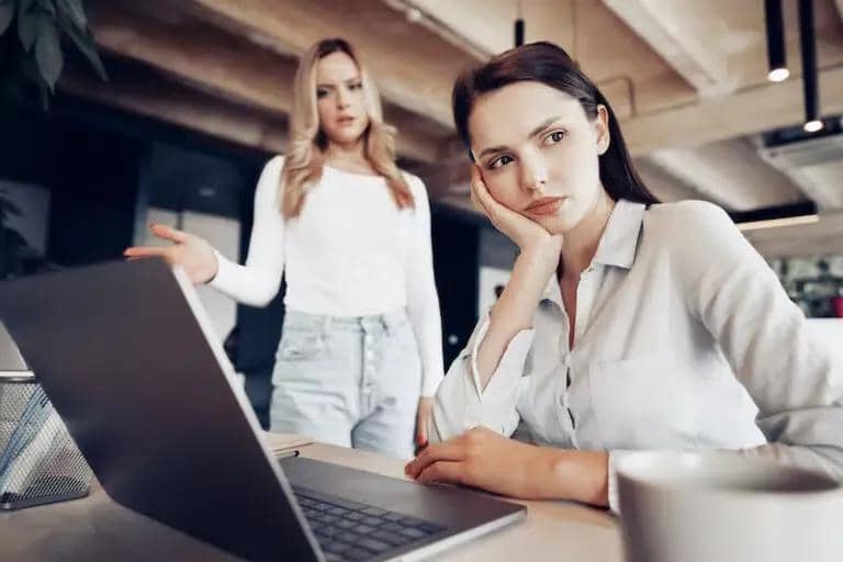 ilustrasi rekan kerja toksik (clevergirlfinance.com)